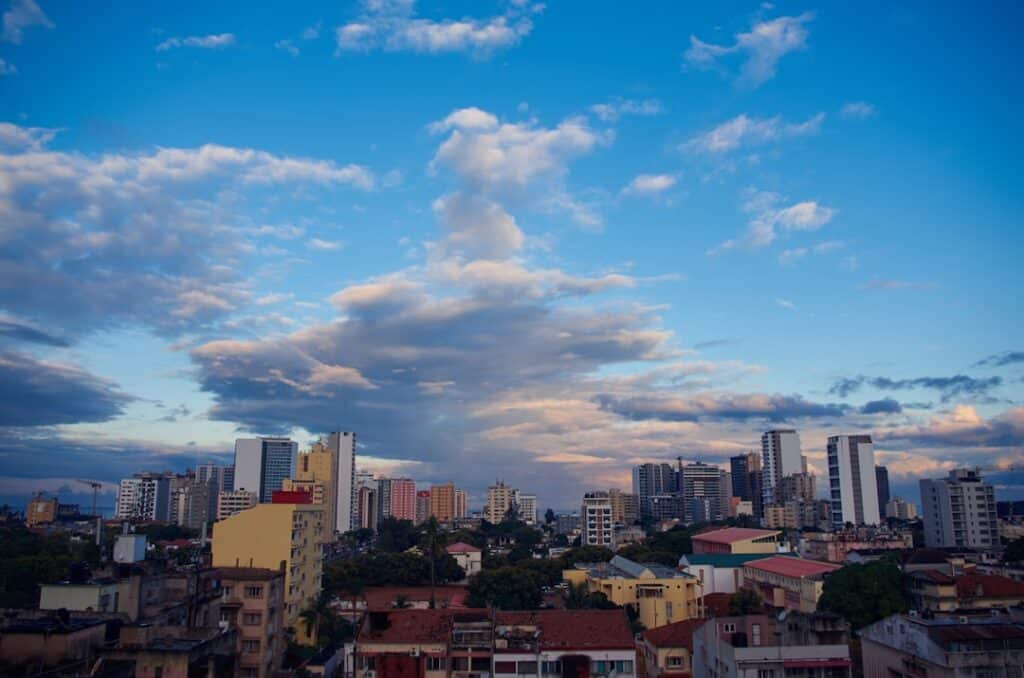 Mozambico 2025 Maputo skyline urbano con cielo al tramonto e palazzi – Viaggi Over 55