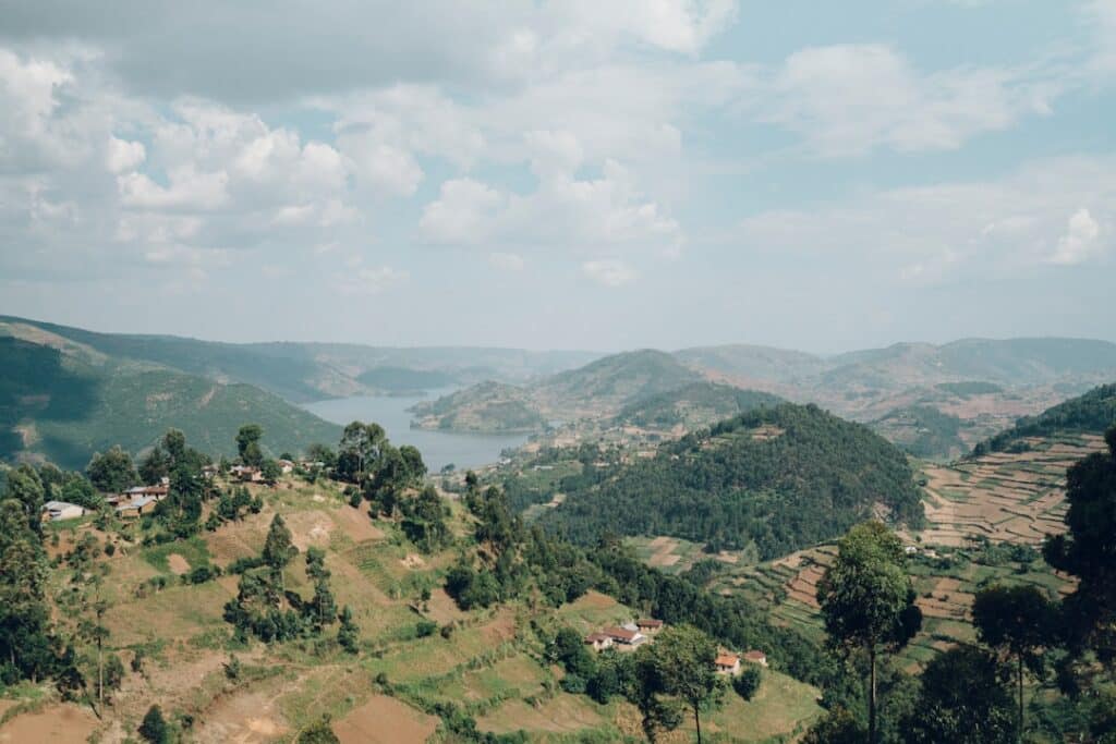 Panorama collinare con vista sul Lago Bunyonyi in Uganda nel 2025, paesaggio rurale e naturale – Viaggi Over 55