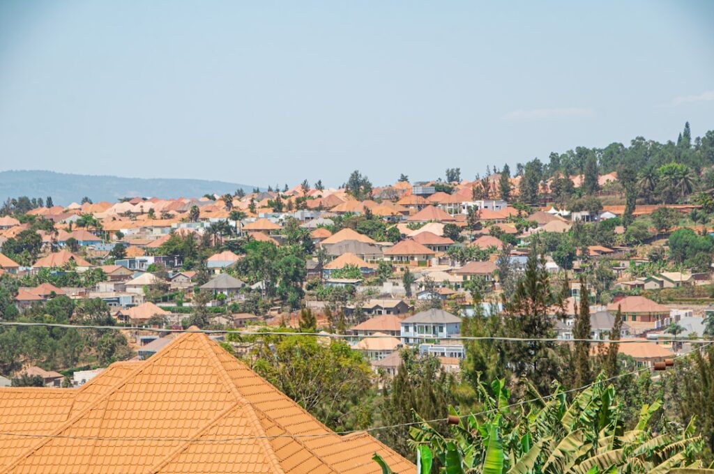 Panorama urbano di Kigali in Rwanda ad agosto 2025 con case sui colli – Viaggi Over 55